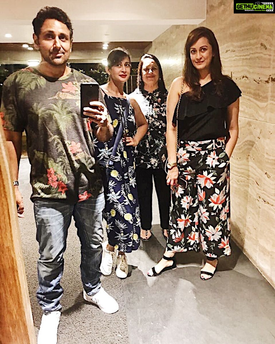 Preeti Jhangiani Instagram - When everyone turns up flowery... you know we re a family in sync 😎#flowers #flowerprint #flowery #family #familygoals #insync Slink & Bardot