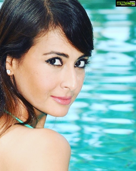 Preeti Jhangiani Instagram - Love Sunday! Hope everyone has a beautiful day 💋#sunday #poolside #pool #relax #unwind
