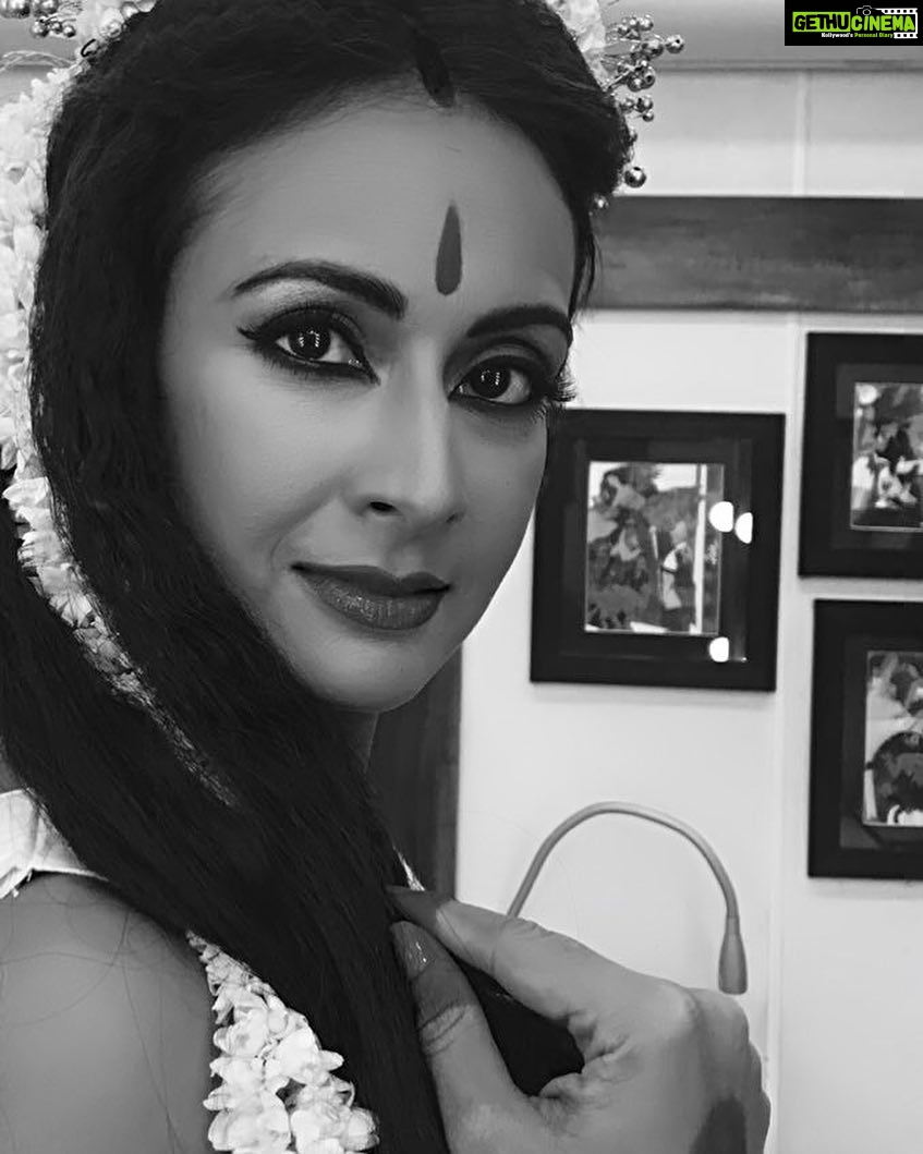 Preeti Jhangiani Instagram - When you shoot a #historical drama ek #blackandwhite to banta hai