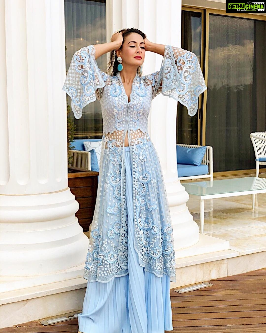 Preeti Jhangiani Instagram - Its the little things in life .. #feelthesun #turkey turkey #türkiye #sunshine #happiness #bliss dressed by @geishadesigns styled by @gentleman_gaga jewellery by @hemakhasturilabel be Premium Bodrum