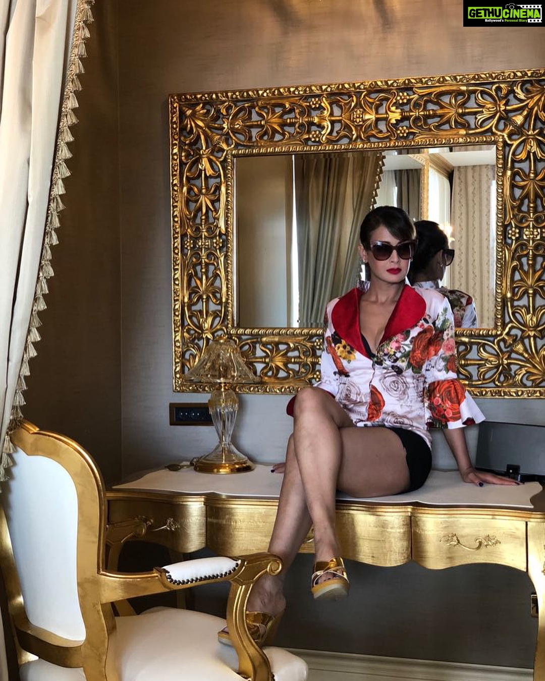 Preeti Jhangiani Instagram - Mirror mirror on the wall...Don’t care what you have to say #loveyourself #turkey #türkiye #bodrum #golden #mirror #royal Jacket by @kehiaofficial Rings by @isharya styled by @gentleman_gaga be Premium Bodrum