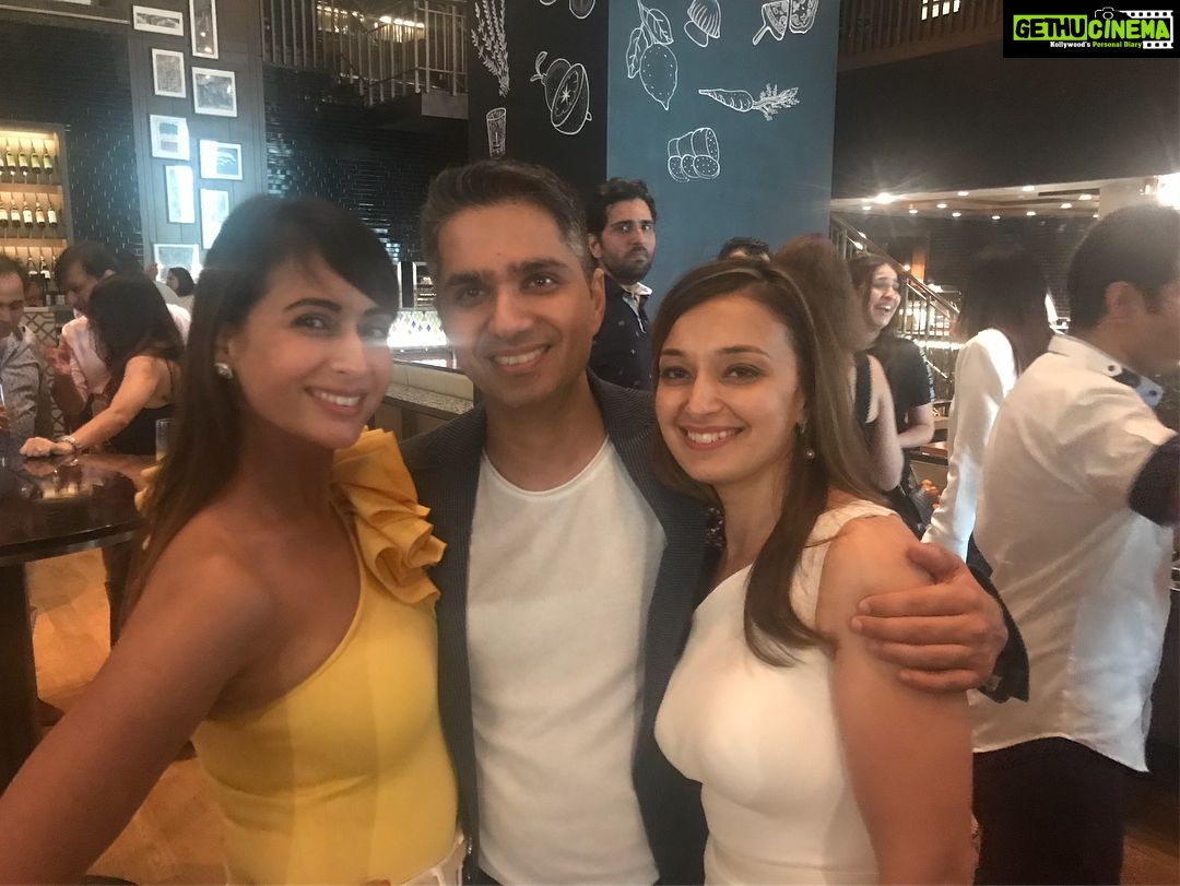 Preeti Jhangiani Instagram - #tbt #funtimes #40thbirthday @anujarenja what a fab #party @ritika_arenja ❤️ with @ramchandani_sachin @dabasparvin @anupam.kapadia @nityasatyani JW Marriott Mumbai Sahar