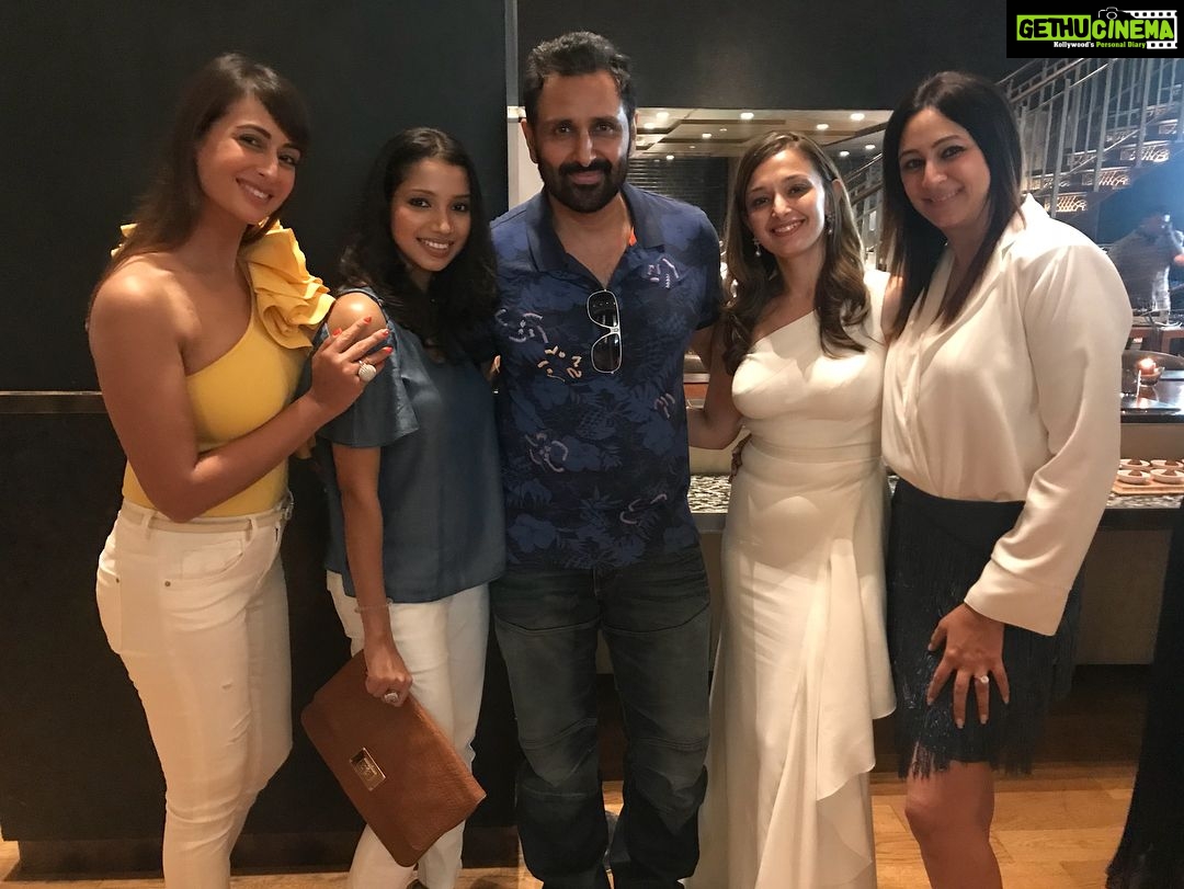 Preeti Jhangiani Instagram - #tbt #funtimes #40thbirthday @anujarenja what a fab #party @ritika_arenja ❤️ with @ramchandani_sachin @dabasparvin @anupam.kapadia @nityasatyani JW Marriott Mumbai Sahar