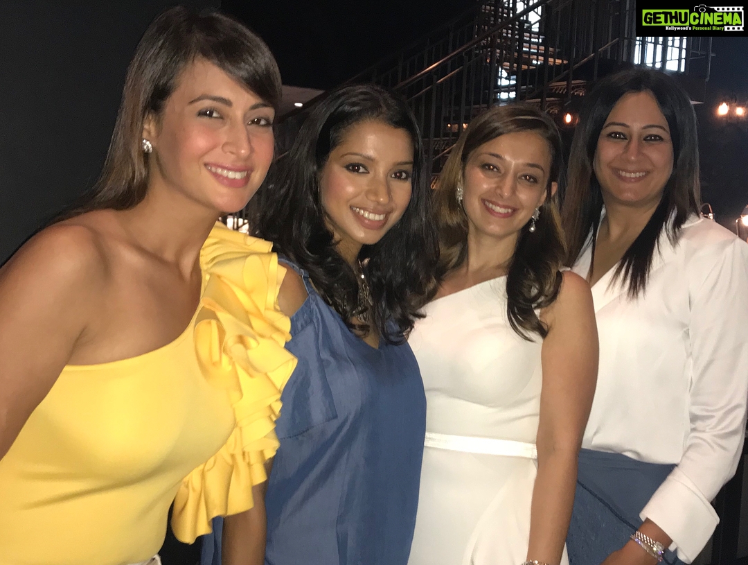 Preeti Jhangiani Instagram - #tbt #funtimes #40thbirthday @anujarenja what a fab #party @ritika_arenja ❤️ with @ramchandani_sachin @dabasparvin @anupam.kapadia @nityasatyani JW Marriott Mumbai Sahar