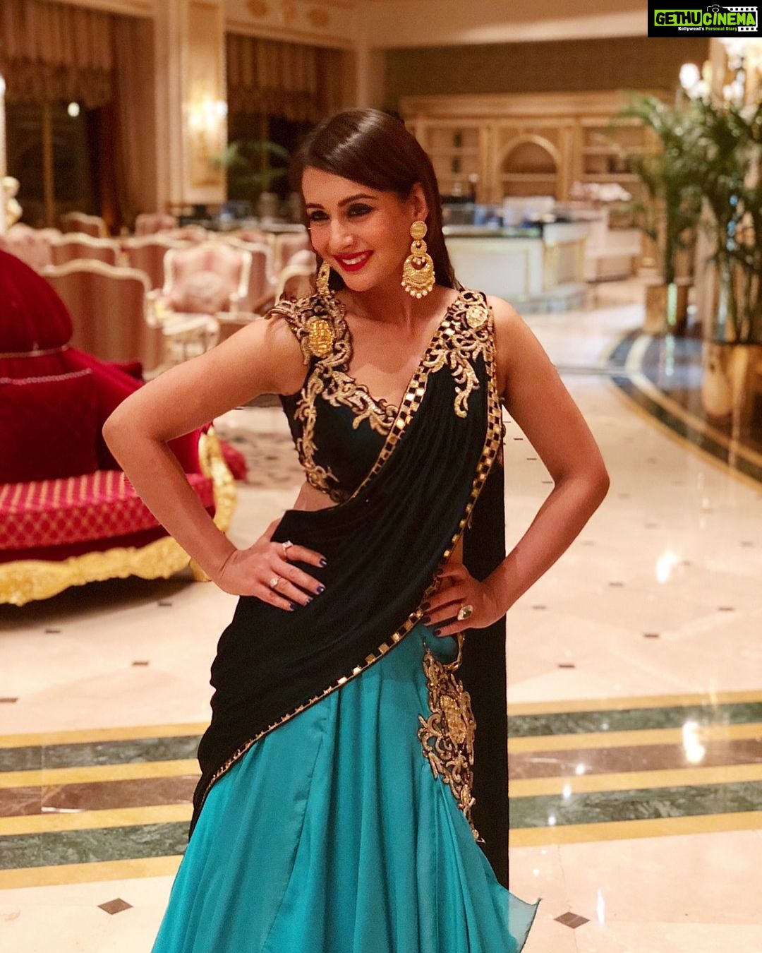 Preeti Jhangiani Instagram - At the grand finale of the wedding celebrations #lehenga #sari by @archanakochharofficial #chandbalis by @satyanifinejewels styled by @gentleman_gaga #royal #sitdowndinner #grandfinale #weddingdiaries #turkey #türkiye be Premium Bodrum