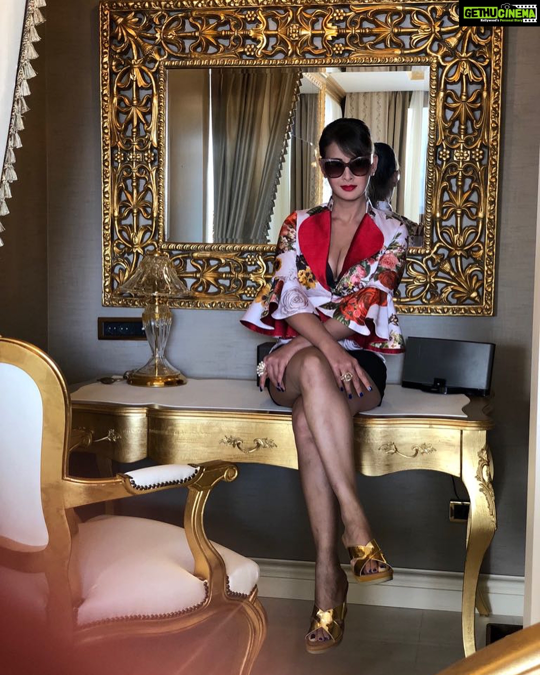 Preeti Jhangiani Instagram - Mirror mirror on the wall...Don’t care what you have to say #loveyourself #turkey #türkiye #bodrum #golden #mirror #royal Jacket by @kehiaofficial Rings by @isharya styled by @gentleman_gaga be Premium Bodrum