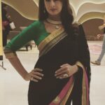 Preeti Jhangiani Instagram - Sari tales .. At #kolhapur for the 14th edition of the Grahini #mahotsav #womenempowerment #empowering the women of #kolhapur #sari by #ambika @jeetjain007 and jewellery by @bharatsons