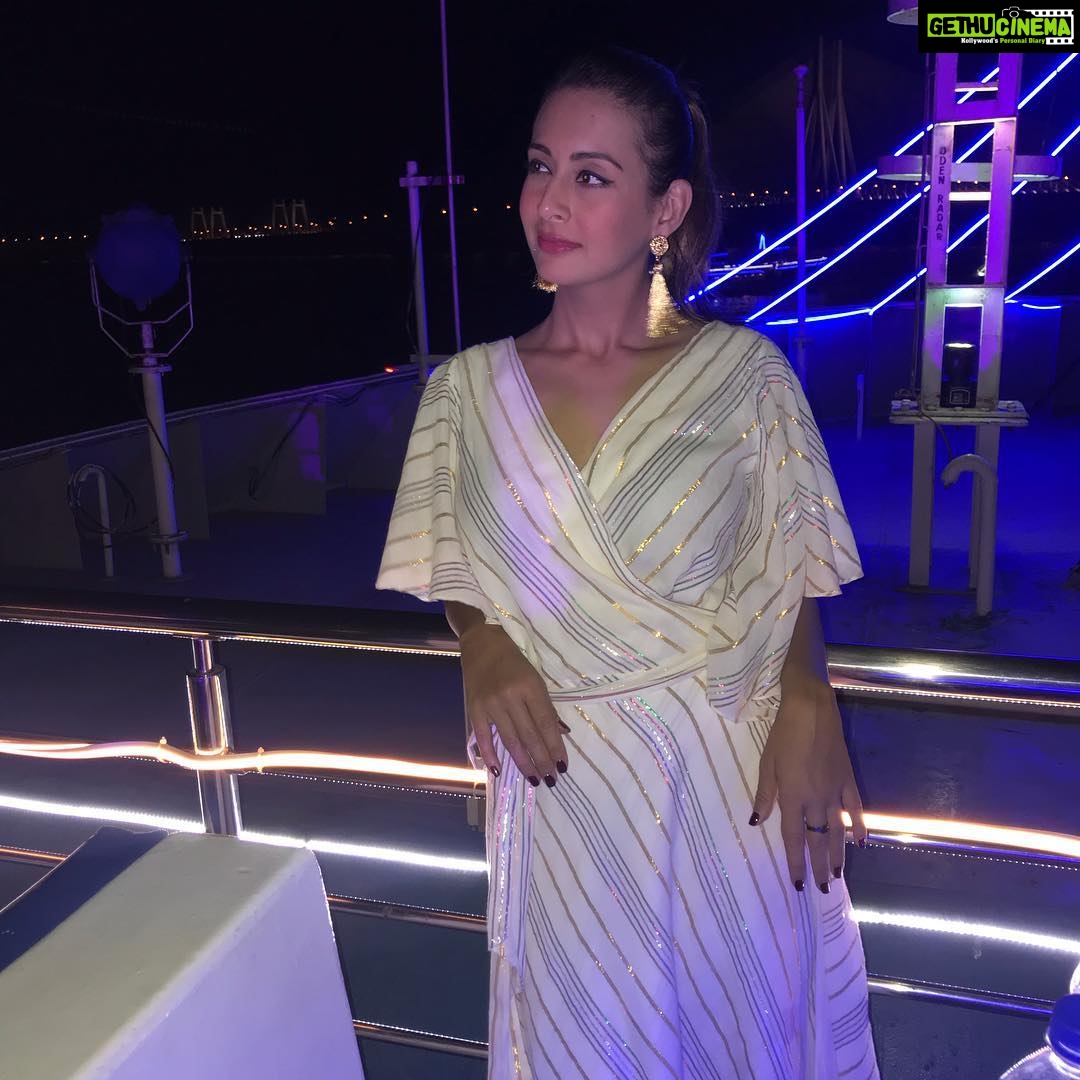 Preeti Jhangiani Instagram - Smell the #sea and feel the #sky , let your #soul and #spirit fly 💕
