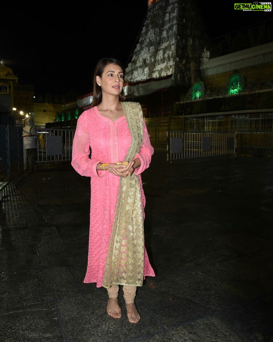 Preeti Jhangiani Instagram - Blessed to get a beautiful #suprabhatam #darshan at the #tirumalavenkateswaratemple at #tirupati for the launch of #gemstheindiantalenthunt as a #judge