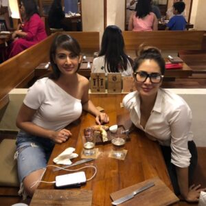 Preeti Jhangiani Instagram - White is right! @kimsharmaofficial #white #whiteisthenewblack #dinner #gossip #gossipgirls #saltwatercafe