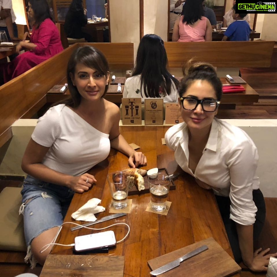 Preeti Jhangiani Instagram - White is right! @kimsharmaofficial #white #whiteisthenewblack #dinner #gossip #gossipgirls #saltwatercafe