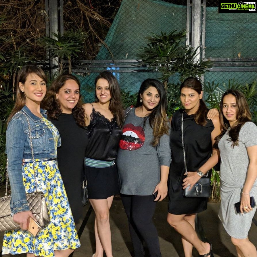 Preeti Jhangiani Instagram - To the last ladies night before @riarmalhotra pops! @divyachablani @shibanimadhavlal @poonamdamania and @poojamanekia ! #ladies #ladiesnight #ladiesnightout #wine #whiskeygirl #fun #babycomingsoon