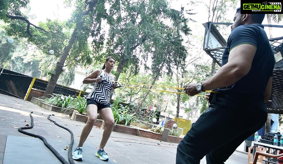 Preeti Jhangiani Instagram - Yet another intensive training session today with @trainmenow.in @transformgymchembur #kynamax #endtheexcuses .. Book your personal trainer now .. anywhere! Anytime! No equipment and no infrastructure required! Just carry your #willpower