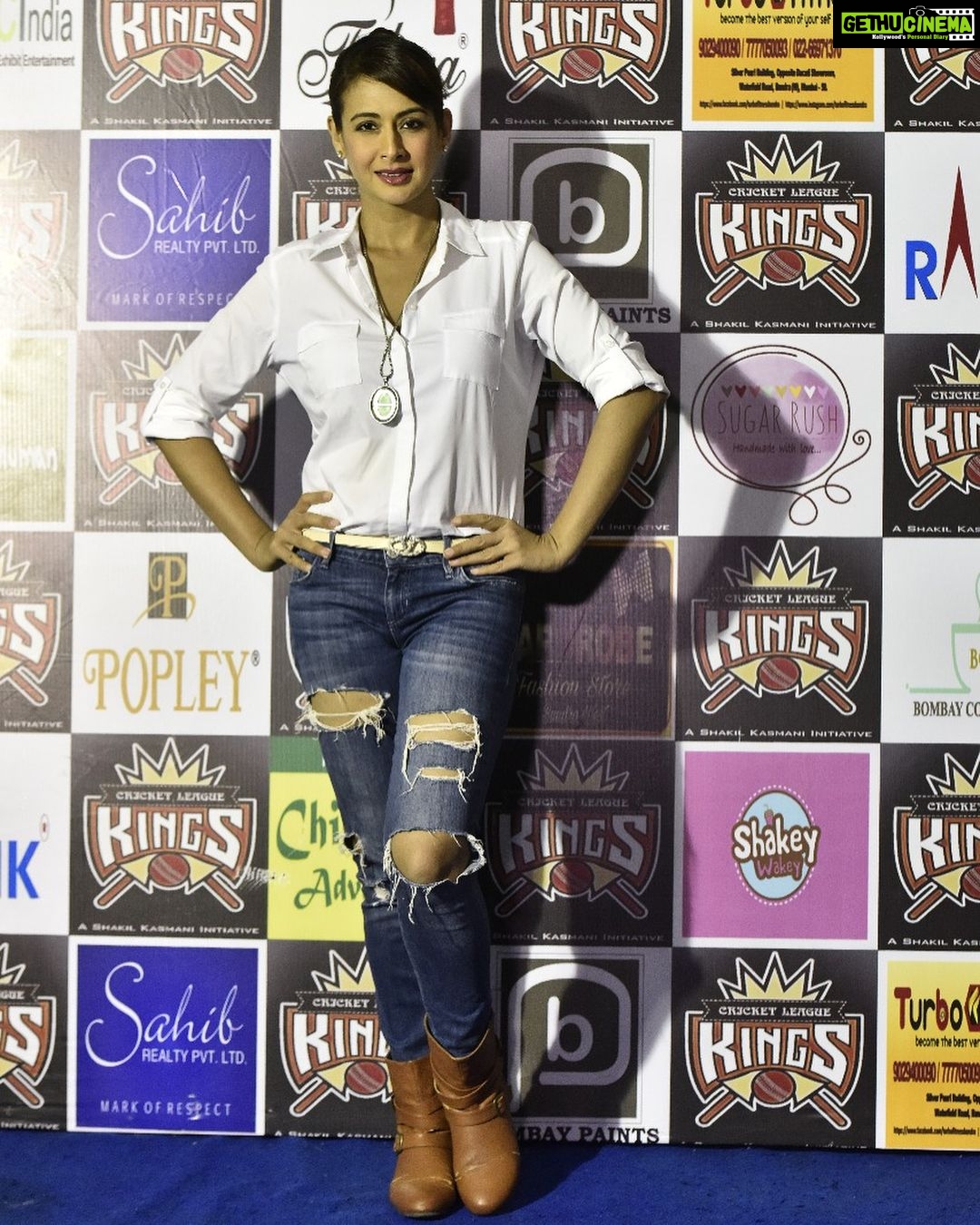 Preeti Jhangiani Instagram - At the #kingscricketleague match presentation ceremony at the St.Andrews turf! Congratulations winners! #cricket #cricketleague #match #presentation