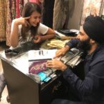 Preeti Jhangiani Instagram - With my dear friend @ad.singh1 @adsinghdesigns #adsingh #contemplating #whattowear 🤨#somuchtochoosefrom #wedding #shaadi #custommade #bespoke Ad Singh