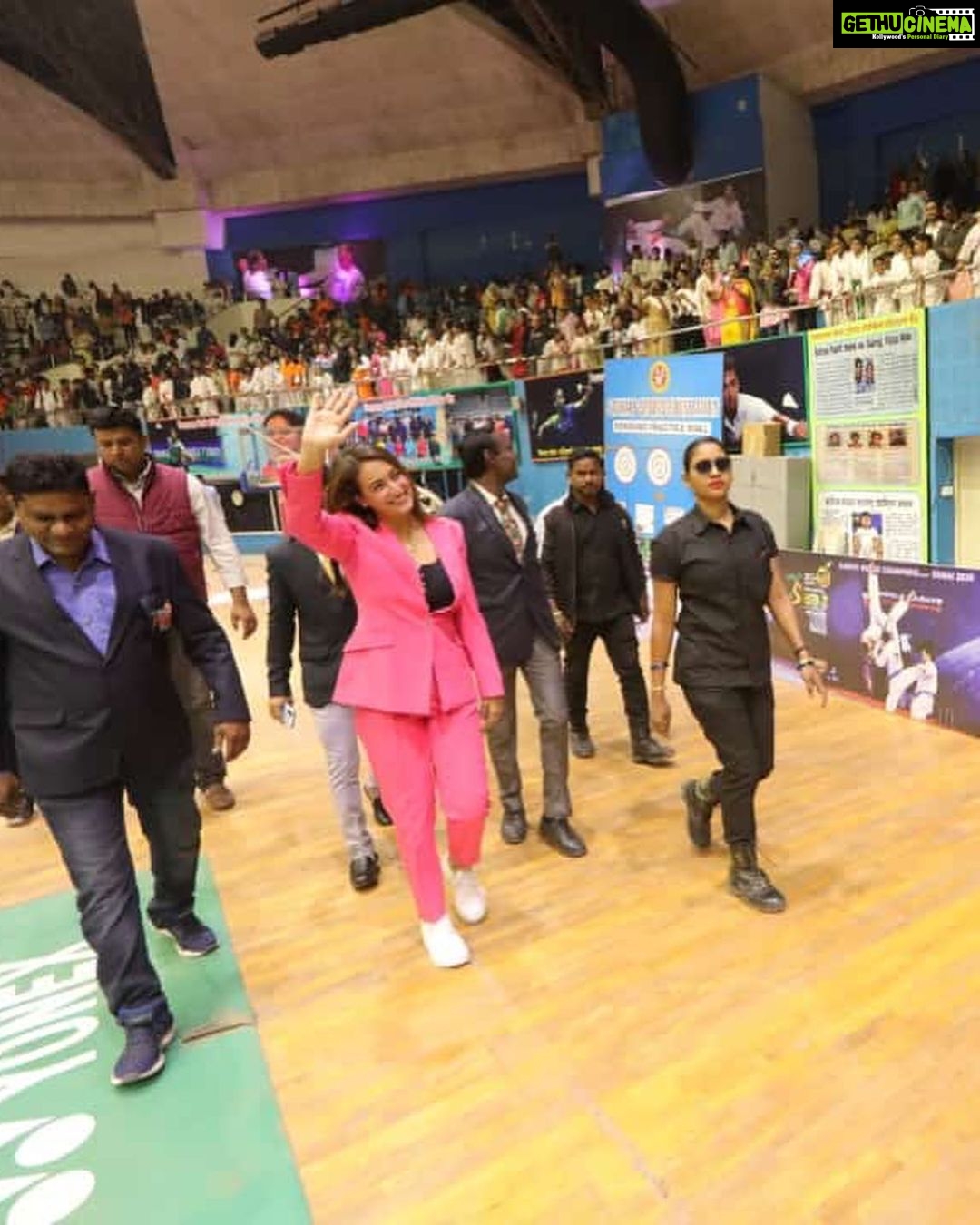 Preeti Jhangiani Instagram - Amazing atmosphere and fabulous initiative by Shri @gadkari.nitin ! To be the guest of honour at the #khasdarkridamahotsav, with more than 50 sports under its belt was an honour and a sporting experience like no other ! Let’s all work towards making India a sporting giant! @propanjaleague #armwrestling #sports #sportsevent #nagpur