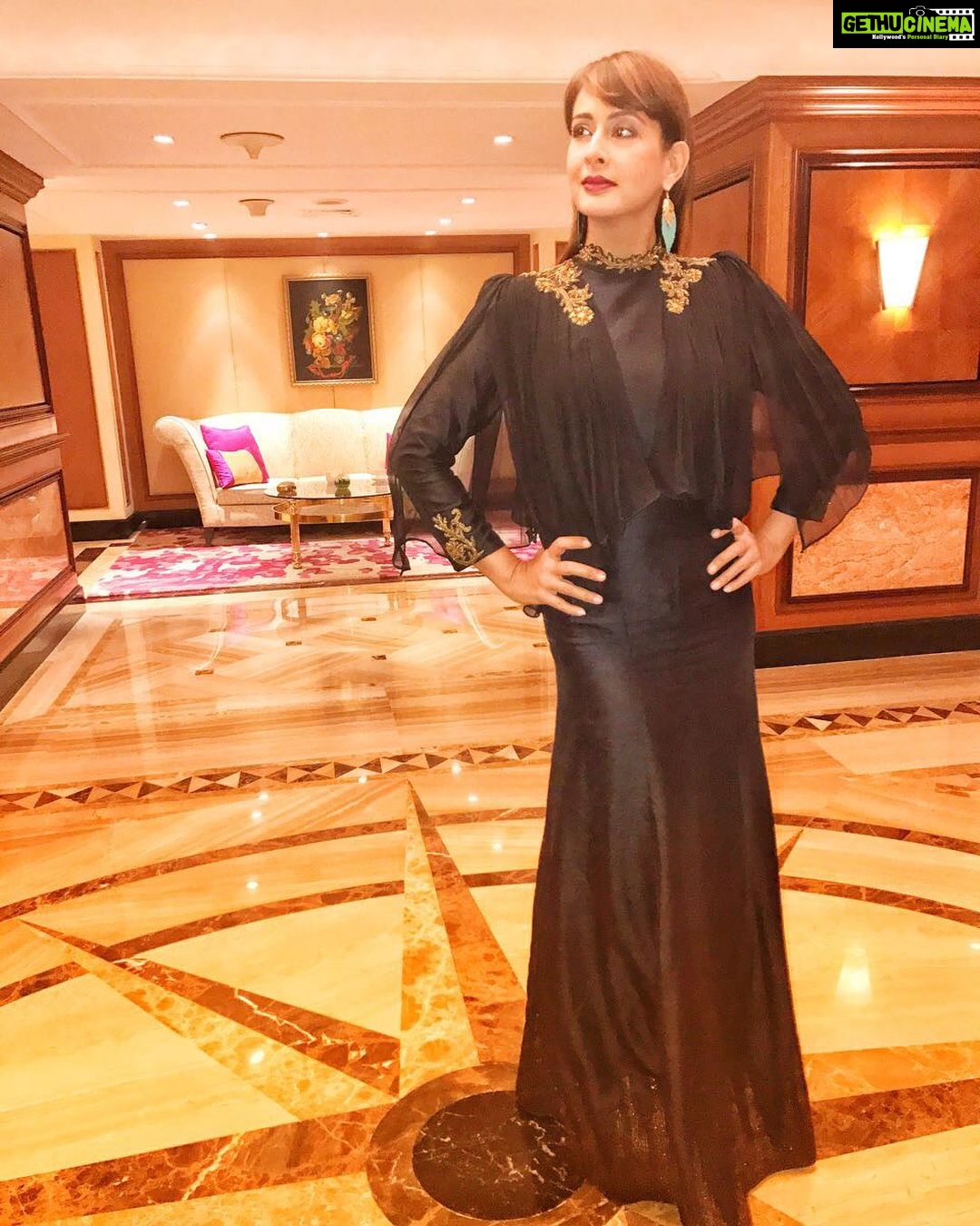 Preeti Jhangiani Instagram - At #LokmatGlamAwards2017 #maharashtrasmoststylish #lokmat #style #stylish #fashion #fashionista #gown #black #actress #bollywood #awardsnight outfit by #kimaya @pradeephirani @milokmat