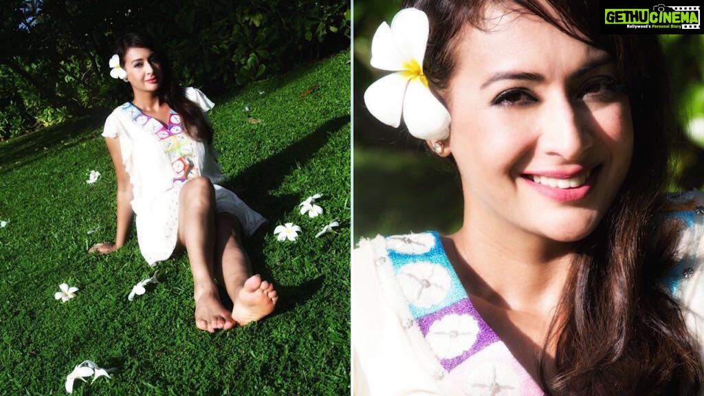 Preeti Jhangiani Instagram - #beauty surrounds us,but usually we need to be walking in a garden to know it- #rumi #rumiquotes #rumiquote #shoot #fashion #fashionshoot #flowers #flower #garden #grass #actor #bollywood #actress #actresslife #summerdress