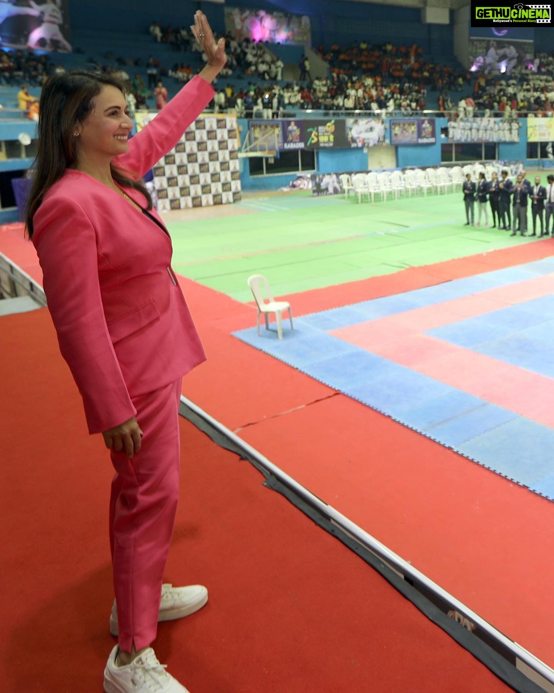 Preeti Jhangiani Instagram - Amazing atmosphere and fabulous initiative by Shri @gadkari.nitin ! To be the guest of honour at the #khasdarkridamahotsav, with more than 50 sports under its belt was an honour and a sporting experience like no other ! Let’s all work towards making India a sporting giant! @propanjaleague #armwrestling #sports #sportsevent #nagpur