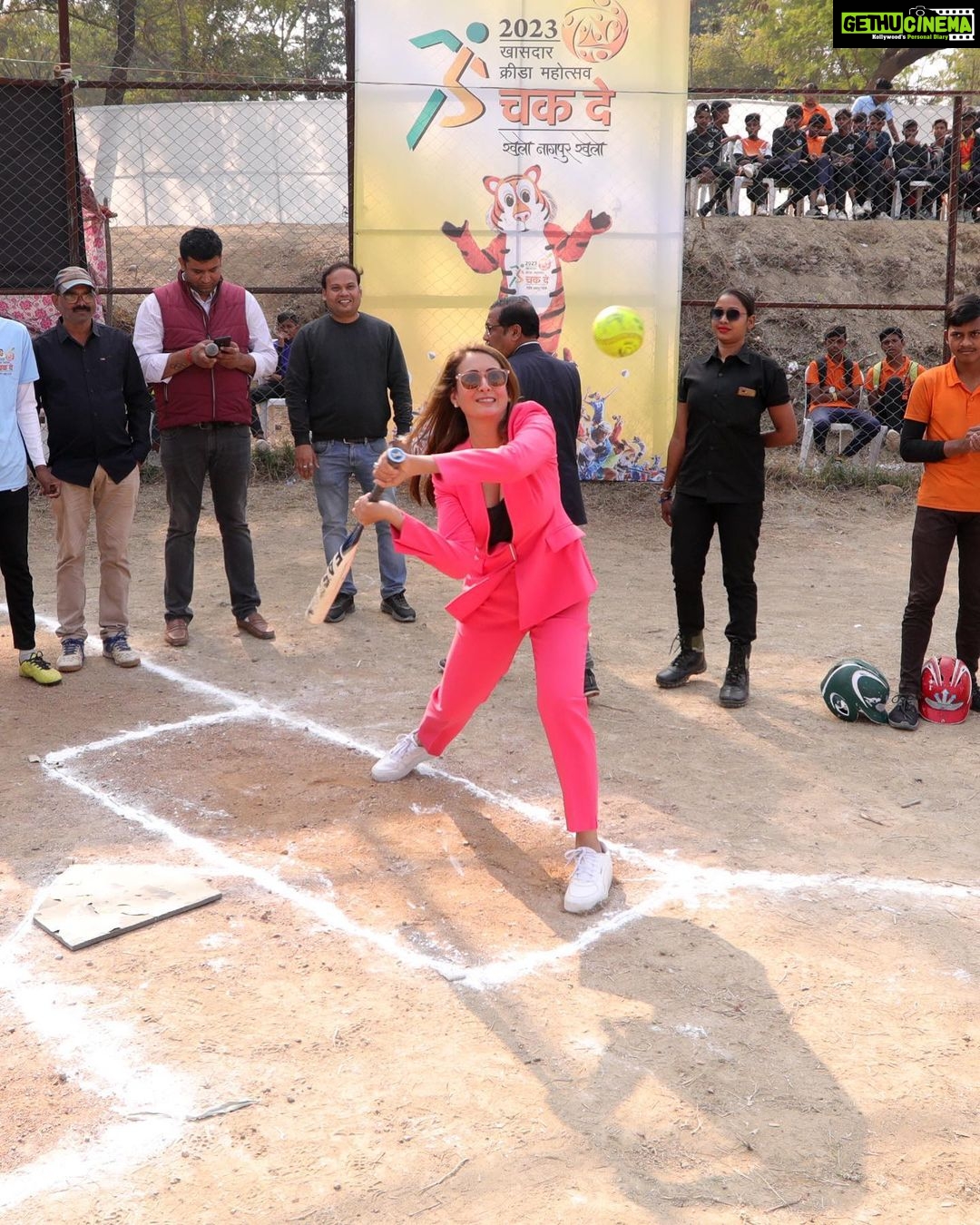 Preeti Jhangiani Instagram - Amazing atmosphere and fabulous initiative by Shri @gadkari.nitin ! To be the guest of honour at the #khasdarkridamahotsav, with more than 50 sports under its belt was an honour and a sporting experience like no other ! Let’s all work towards making India a sporting giant! @propanjaleague #armwrestling #sports #sportsevent #nagpur