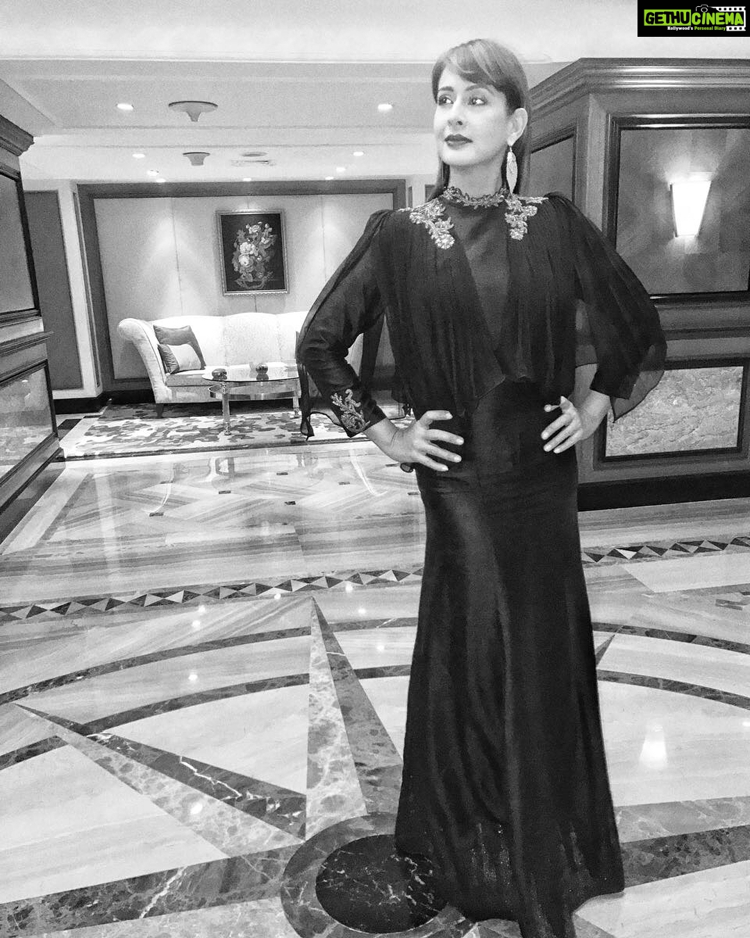 Preeti Jhangiani Instagram - At #LokmatGlamAwards2017 #maharashtrasmoststylish #lokmat #style #stylish #fashion #fashionista #gown #black #actress #bollywood #awardsnight outfit by #kimaya @pradeephirani @milokmat