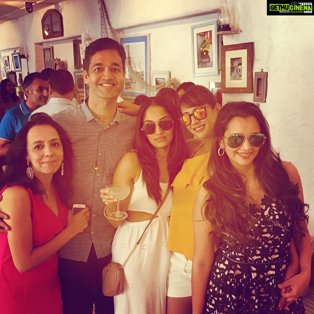 Preeti Jhangiani Instagram - Thank you dearest @urmiladab and Rehan for the fun brunch🍾 Wish you both a lifetime filled with happiness and love ❤️ with @shrimarai #adityarai @nupursagar @jaysagar @namrata_nimmy #sunday #sundayfunday #sundayvibes #brunch #brunchtime #anniversary #friends #sunglasses