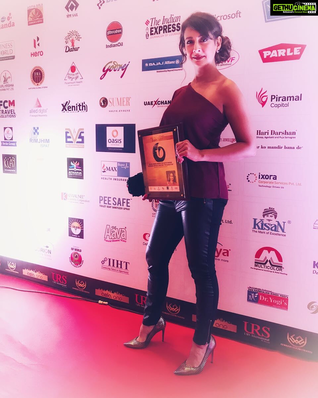 Preeti Jhangiani Instagram - At the #asiaone #igbl awards with my award for contribution to #indiancinema #bollywood #actor #indianfilmindustry .. trousers #marksandspencer shoes #dunelondon hair @eltonsteve
