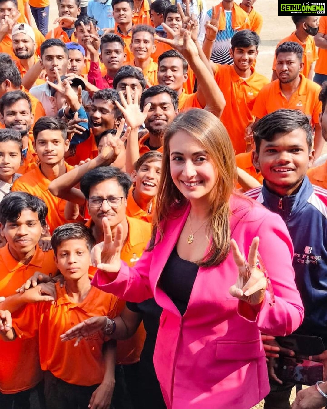 Preeti Jhangiani Instagram - Amazing atmosphere and fabulous initiative by Shri @gadkari.nitin ! To be the guest of honour at the #khasdarkridamahotsav, with more than 50 sports under its belt was an honour and a sporting experience like no other ! Let’s all work towards making India a sporting giant! @propanjaleague #armwrestling #sports #sportsevent #nagpur