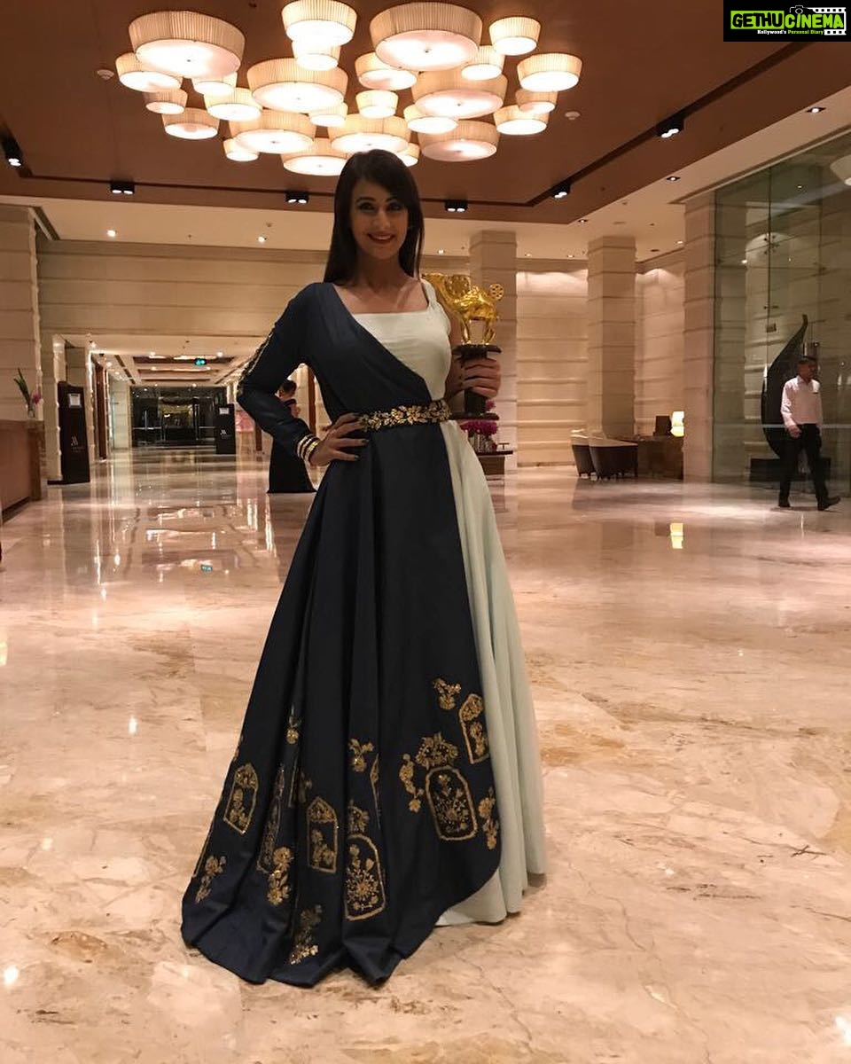 Preeti Jhangiani Instagram - Thank you to the jury of the #rajasthanfilmfestival2017 for the #bestactorfemale award #rff #jaipur And love my outfit by the fabulous @soneesinghal @violetbypreeti 😘#denimgown