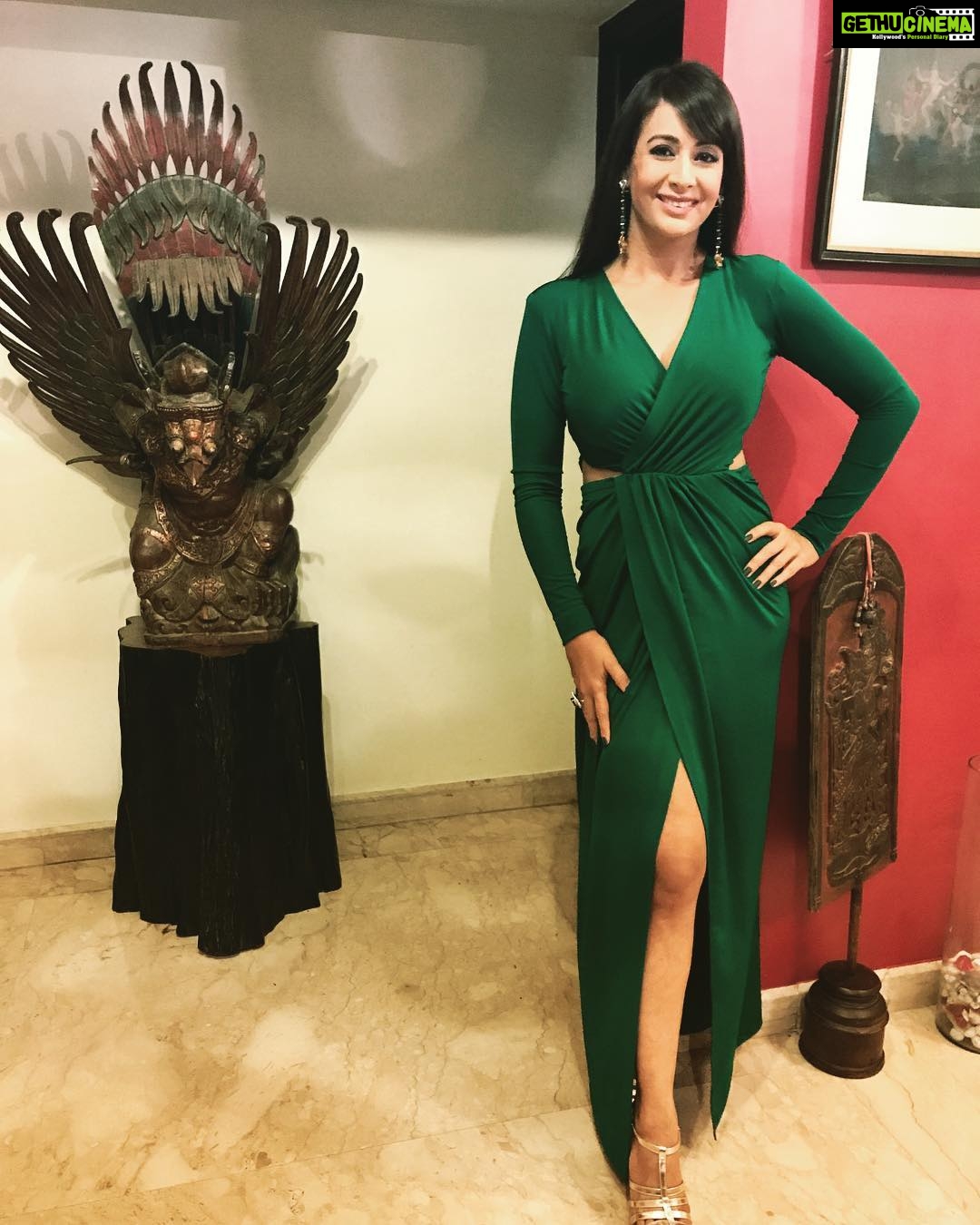 Preeti Jhangiani Instagram - All the best to @imbhandarkar and the #indusarkar team for the premiere tonight ! Thank you @pradeephirani for the outfit and @ishudat for the earrings😘 #filmpremiere #kimmaya #anmoljewellers @anmoljewellers