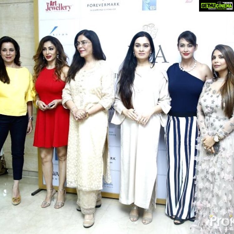 Preeti Jhangiani Instagram - Had a great time judging some beautiful and innovative Jewellery with all these lovely ladies, all wearing jewellery by #anmoljewellers #nationaljewelleryawards #judges #zeenataman #padminikolhapure #neelamkothari #falgunipeacock #ishudatwani