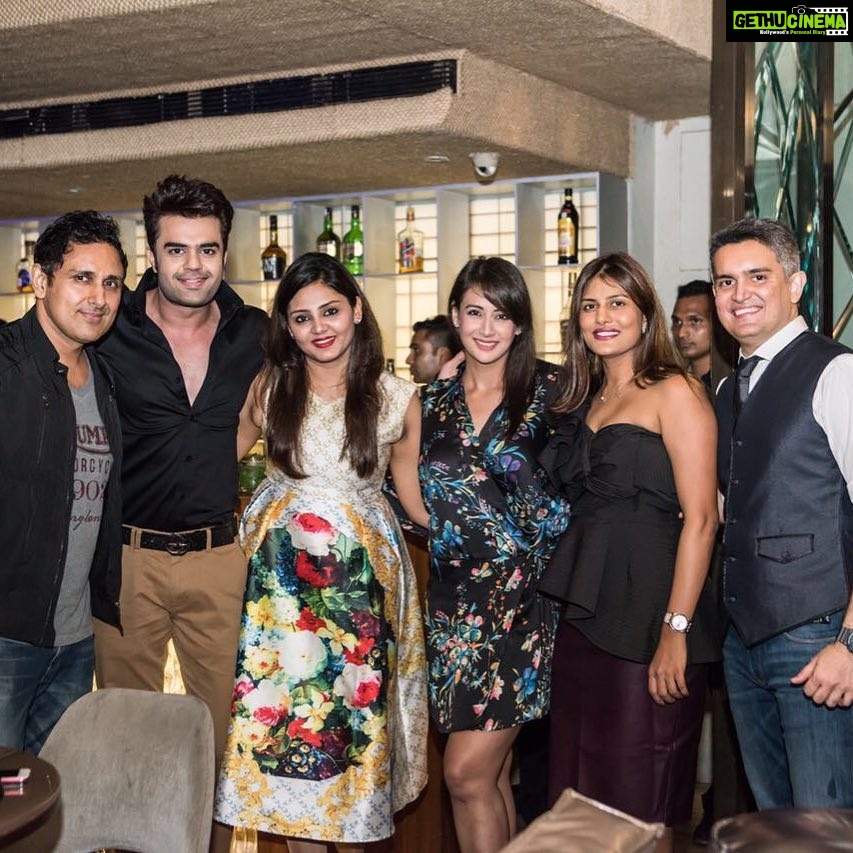 Preeti Jhangiani Instagram - Thank you @sujay.jairaj and @minalthacker for such a fun evening and wish you both years and years of fun and laughter 😘 with @dabasparvin and @manieshpaul