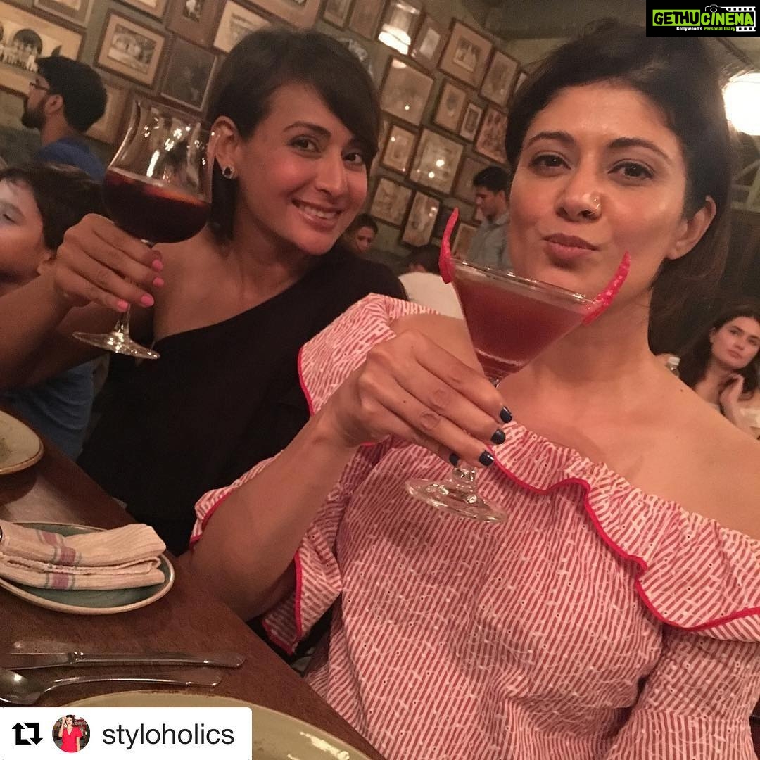 Preeti Jhangiani Instagram - #Repost @styloholics (@get_repost) ・・・ #goodtimes #mirrorgame 📸by @dabasparvin
