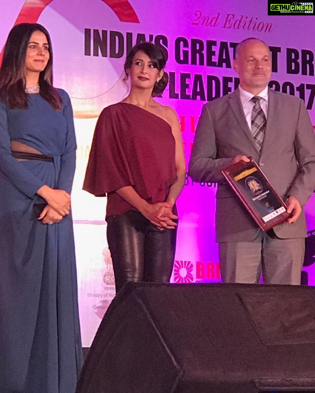 Preeti Jhangiani Instagram - At the #asiaone #igbl awards with my award for contribution to #indiancinema #bollywood #actor #indianfilmindustry .. trousers #marksandspencer shoes #dunelondon hair @eltonsteve