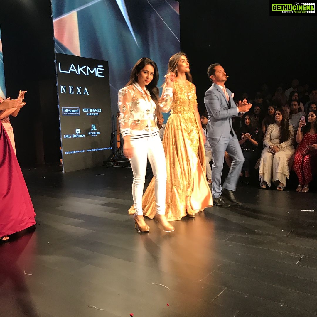 Preeti Jhangiani Instagram - What a fabulous show! Absolutely loved it ! Kudos! @sonaakshiraaj #lakmefashionweek2017 #whatashowitwas