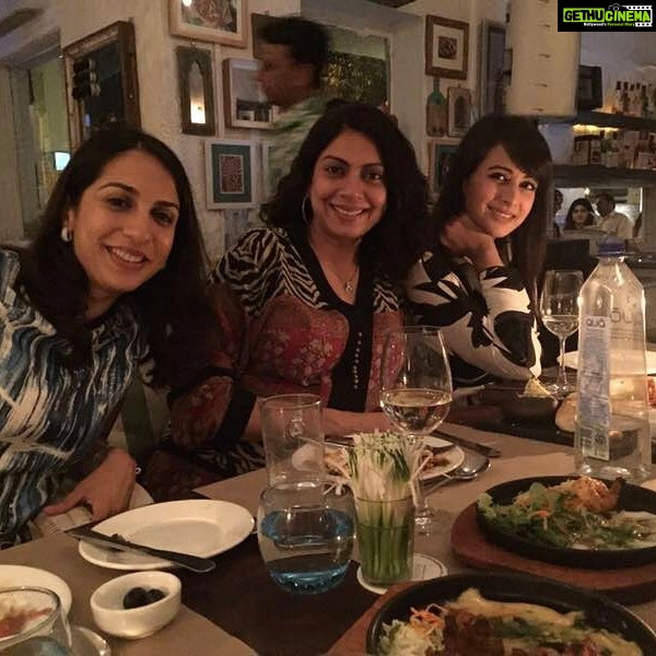 Preeti Jhangiani Instagram - The preggo in the middle @hennasingh and the ones who are done! @farah.nm