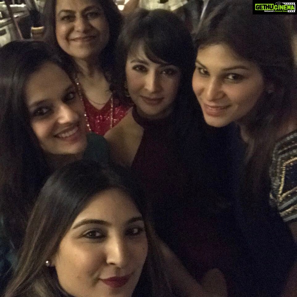 Preeti Jhangiani Instagram - Girls night out! Thanks @janisabrina #abujanisandeepkhoslashow #afterparty #bombaycanteen #lipsmackin