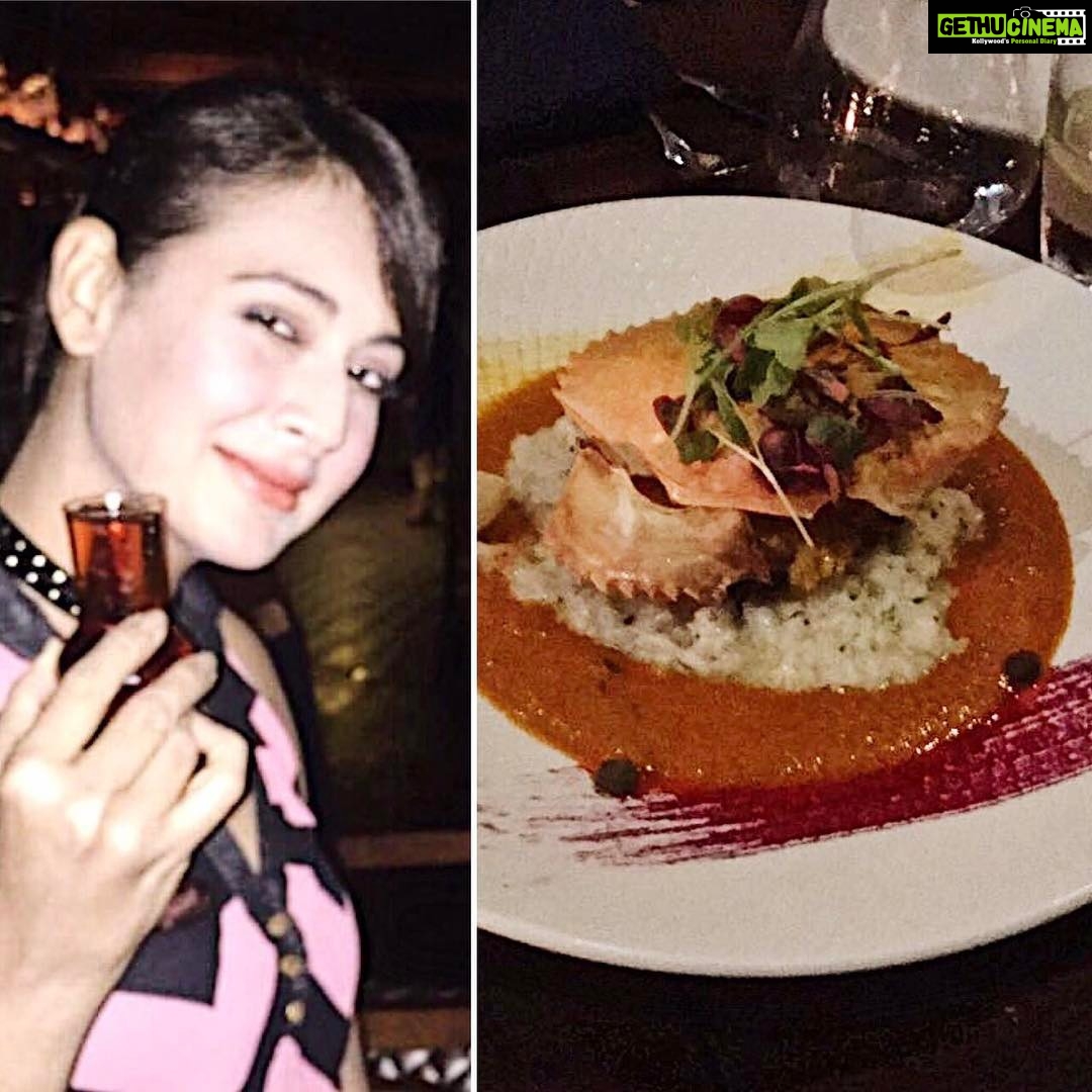 Preeti Jhangiani Instagram - Good food, good wine and great company! Thank you for the pic Shaney😘 #estellajuhu #eveningwithfriends #bakedcrabmeat @sp18er