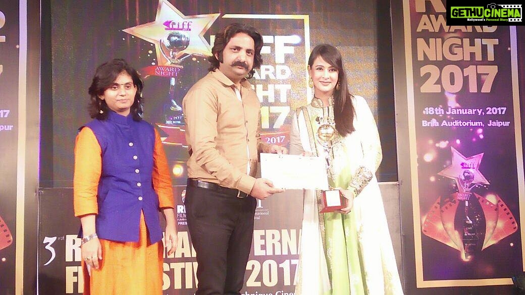 Preeti Jhangiani Instagram - Best Female Actor! Thank you RIFF! Thrilled! #rajasthaninternationalfilmfestival #taawdo🌞 #anshuharsh #somendraharsh