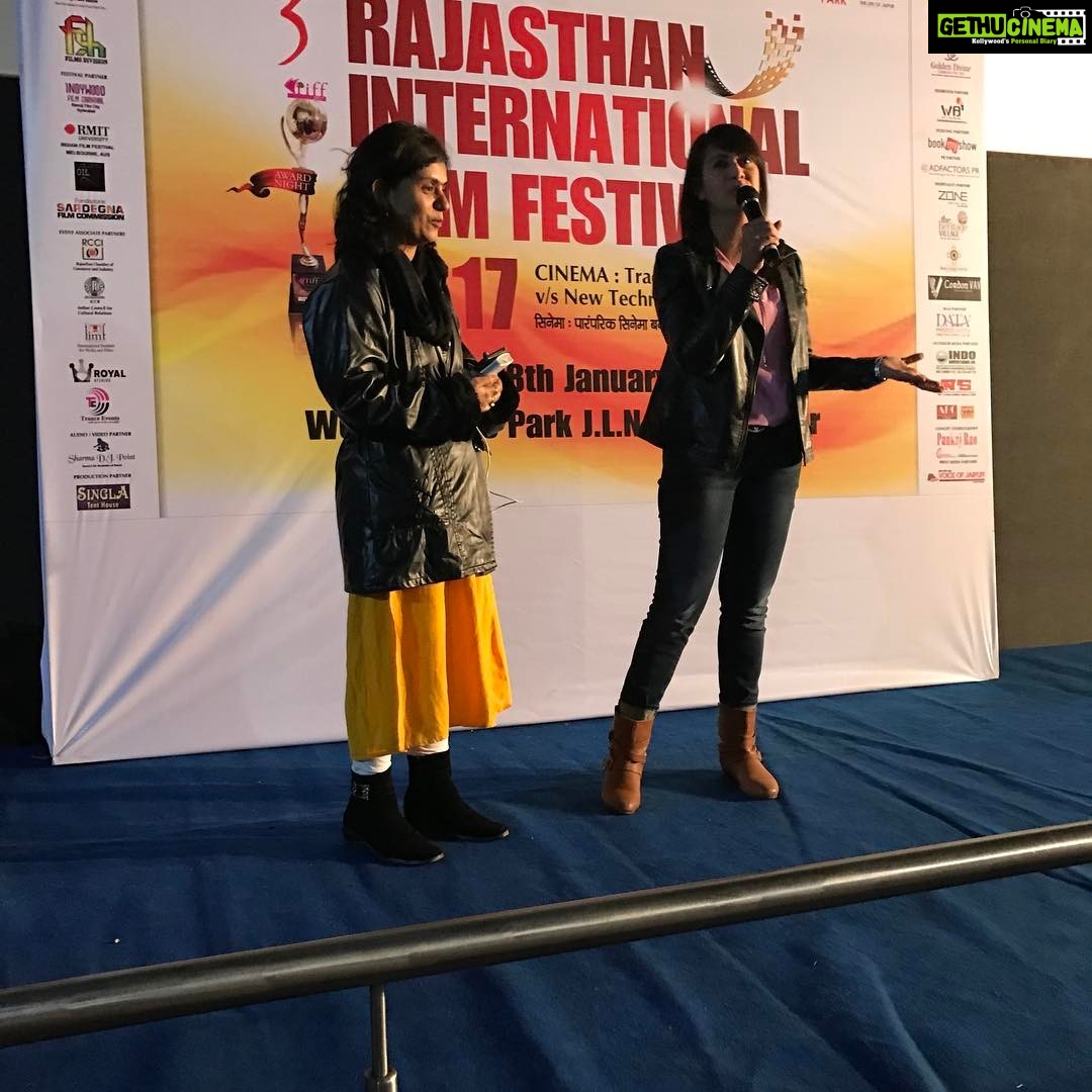 Preeti Jhangiani Instagram - Interacting with the audience after the screening of my film Taawdo at the RIFF with founder #anshuharsh #rajasthaninternationalfilmfestival #taawdo🌞 World Trade Park, Jaipur