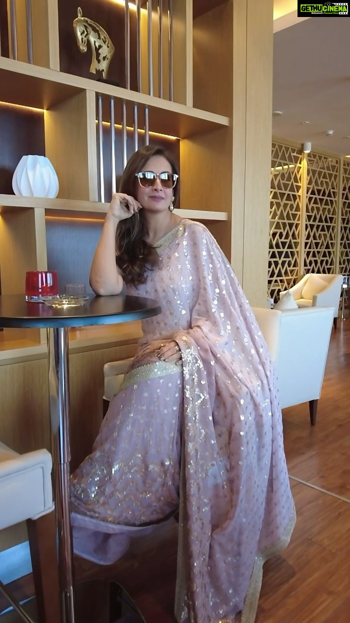 Preeti Jhangiani Instagram - This is where it all begins… The stunning 7th floor lounge @vhoteldubai Sari by @bhumikagrover Styled by @gentleman_gaga @hiltondubaiahc @the44dubai @habtoorpalace @reddotreps V Hotel Dubai, Curio Collection by Hilton
