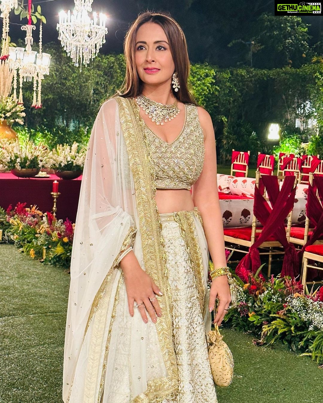 Preeti Jhangiani Instagram - White beige gold , the colours of the season , always classic ! Thank you @bhumikagrover for this stunning ensemble 🤗 Jewels by @mahesh_notandass by the stunning @vandanamjagwani Styled by @gentleman_gaga @amigos.rizwan