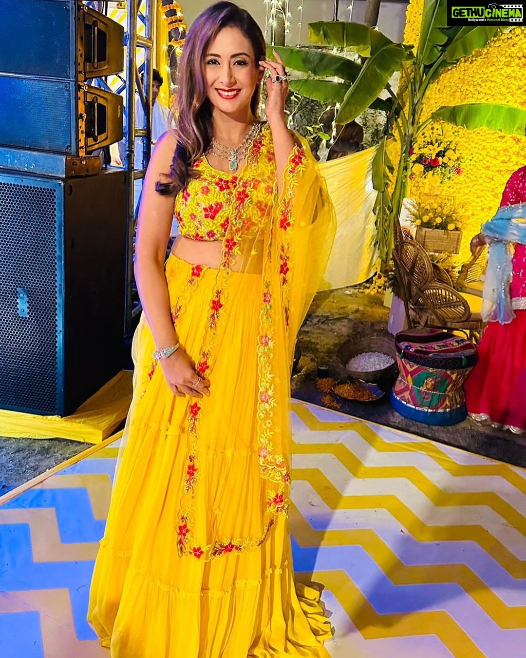 Preeti Jhangiani Instagram - Jab #mehendi hai rachne wali! Yellow is the way to go! Thank you @shrenahirawatofficial for getting me that perfect share of yellow ❤️ Jewels by @mahesh_notandass Styled by @gentleman_gaga Thank you @aditis128 for the pics! You’re my saviour !