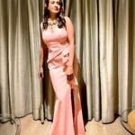 Preeti Jhangiani Instagram - I’m the girl who wears pink… you must be the other girl .. #eventdiaries #jhansi Hair : @azizajendi Nataraj Sarovar Portico