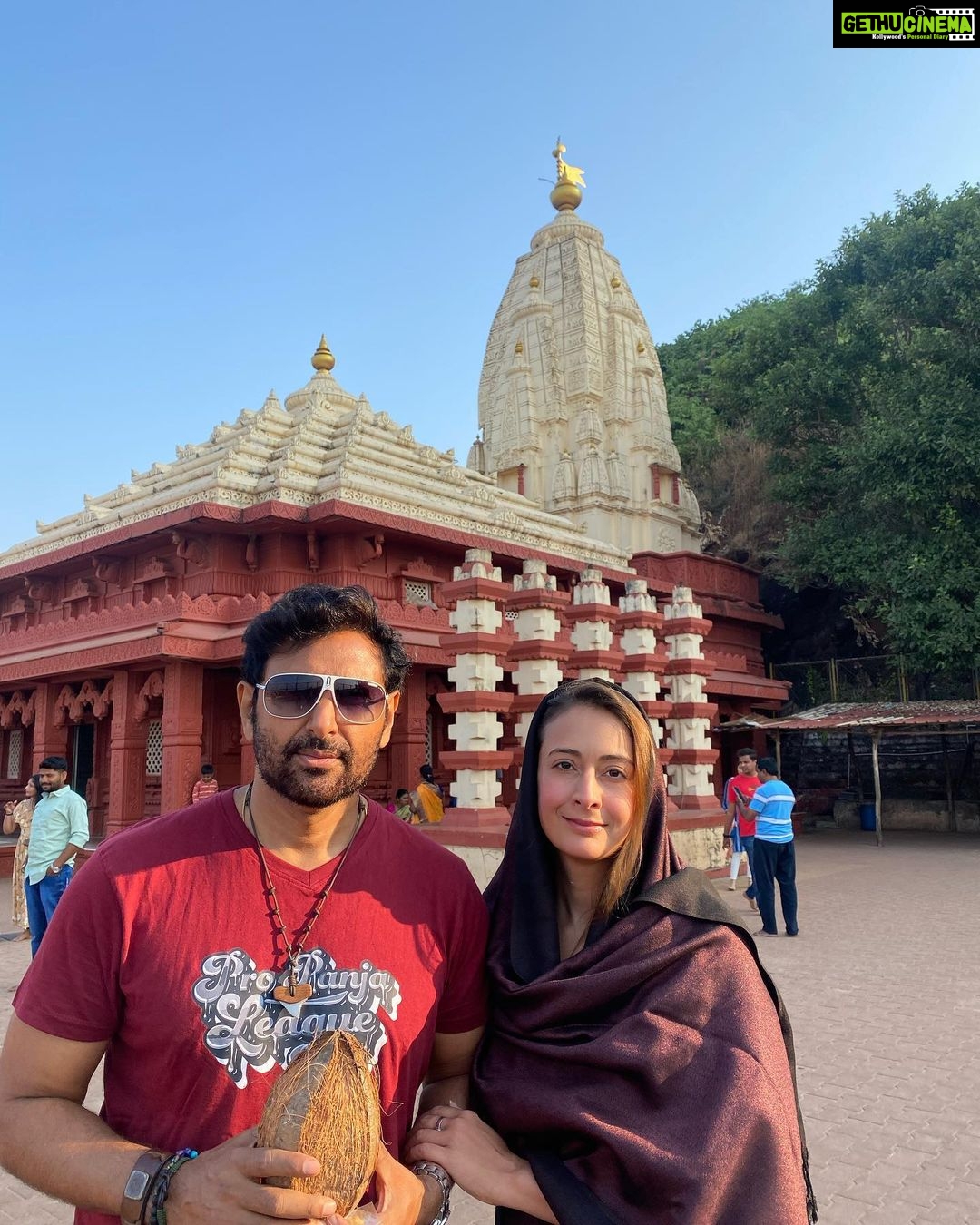 Preeti Jhangiani Instagram - Had an amazing early morning darshan at the beautiful #ganpatipule Mandir 🙏 May this new year being love , health and prosperity to all 🙏 Ganpati Pule Temple
