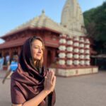 Preeti Jhangiani Instagram - Had an amazing early morning darshan at the beautiful #ganpatipule Mandir 🙏 May this new year being love , health and prosperity to all 🙏 Ganpati Pule Temple