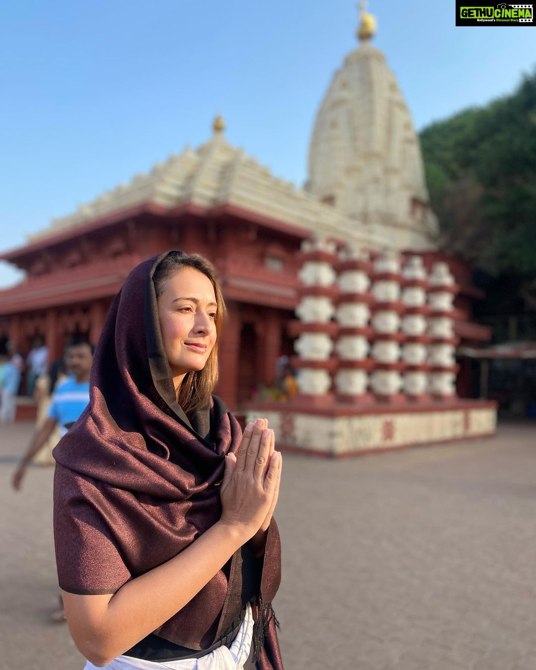 Preeti Jhangiani Instagram - Had an amazing early morning darshan at the beautiful #ganpatipule Mandir 🙏 May this new year being love , health and prosperity to all 🙏 Ganpati Pule Temple