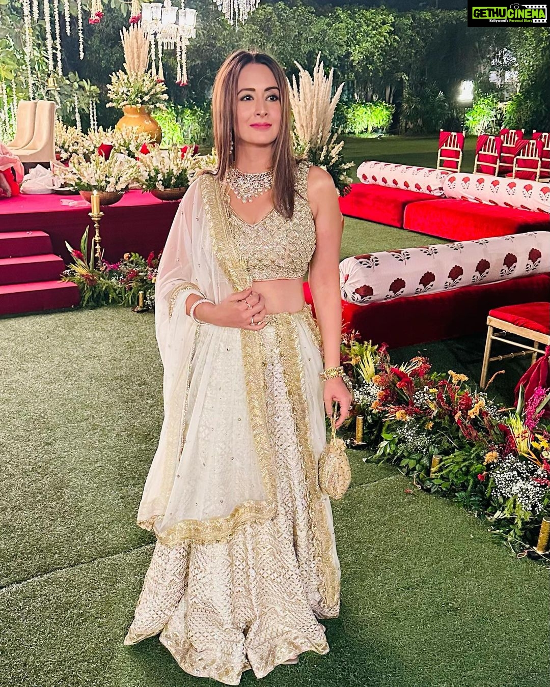 Preeti Jhangiani Instagram - White beige gold , the colours of the season , always classic ! Thank you @bhumikagrover for this stunning ensemble 🤗 Jewels by @mahesh_notandass by the stunning @vandanamjagwani Styled by @gentleman_gaga @amigos.rizwan