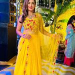Preeti Jhangiani Instagram – Jab #mehendi hai rachne wali! 
Yellow is the way to go!

Thank you @shrenahirawatofficial for getting me that perfect share of yellow ❤️

Jewels by @mahesh_notandass

Styled by @gentleman_gaga

Thank you @aditis128 for the pics! You’re my saviour !
