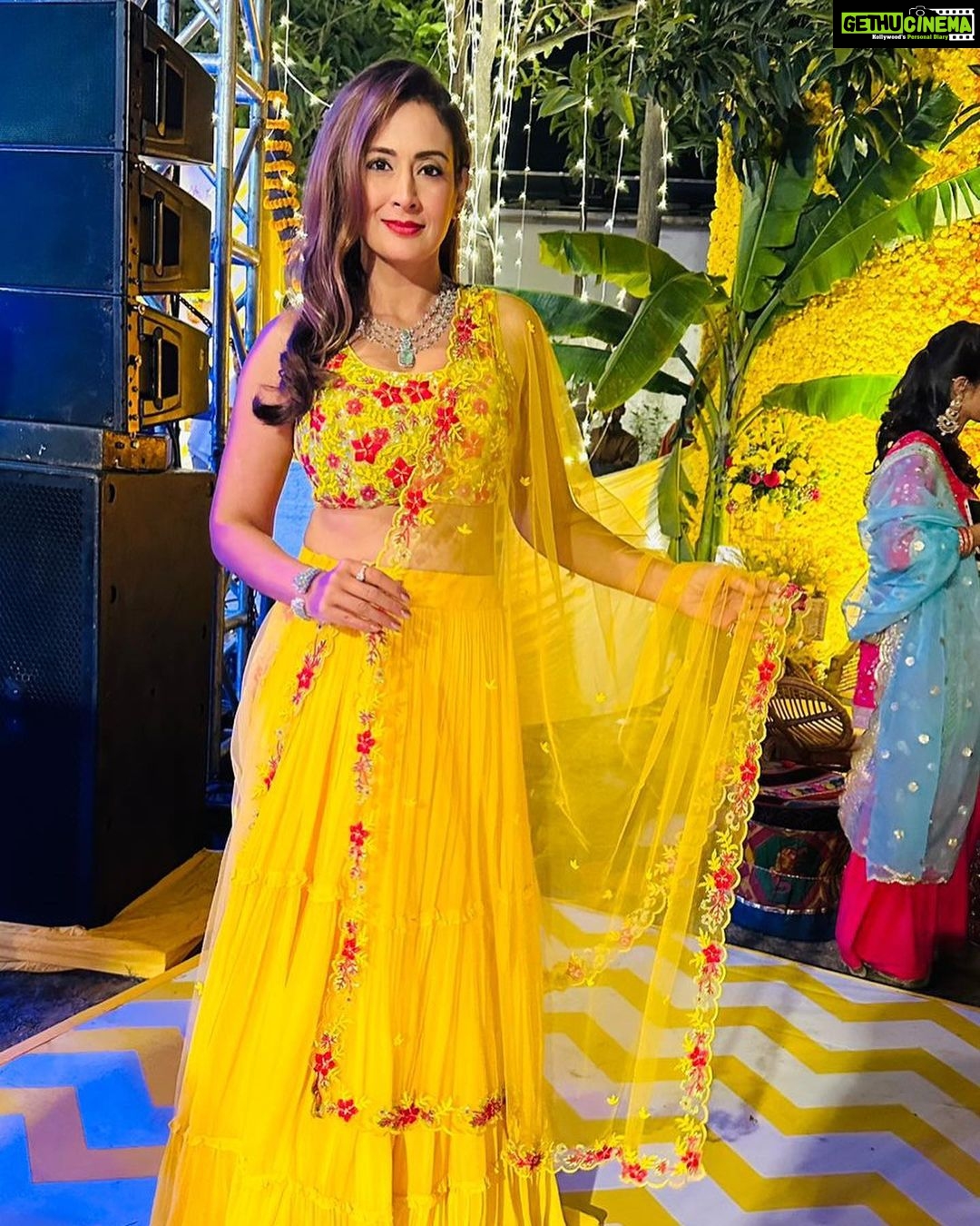 Preeti Jhangiani Instagram - Jab #mehendi hai rachne wali! Yellow is the way to go! Thank you @shrenahirawatofficial for getting me that perfect share of yellow ❤️ Jewels by @mahesh_notandass Styled by @gentleman_gaga Thank you @aditis128 for the pics! You’re my saviour !